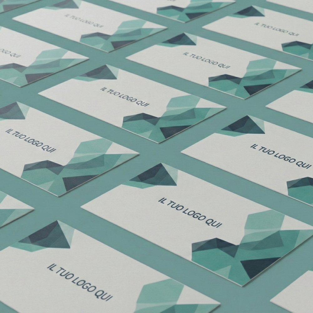 Composizione zenitale a pattern di biglietti da visita professionali con grafica geometrica verde e bianca. Soluzioni di stampa personalizzata per brand identity aziendale Palestini.