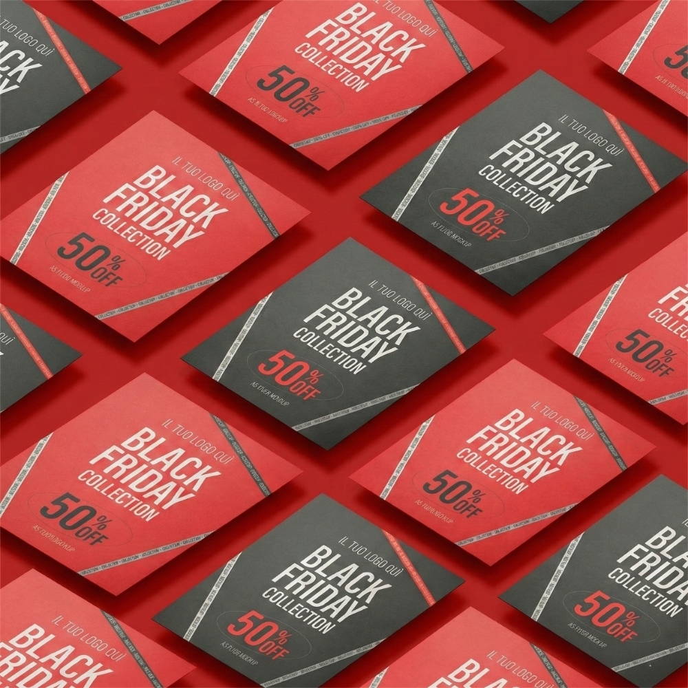 Composizione zenitale a pattern di flyer promozionali per il Black Friday in versione rossa e nera con stampa personalizzata. Materiali di marketing e comunicazione per aziende Palestini.