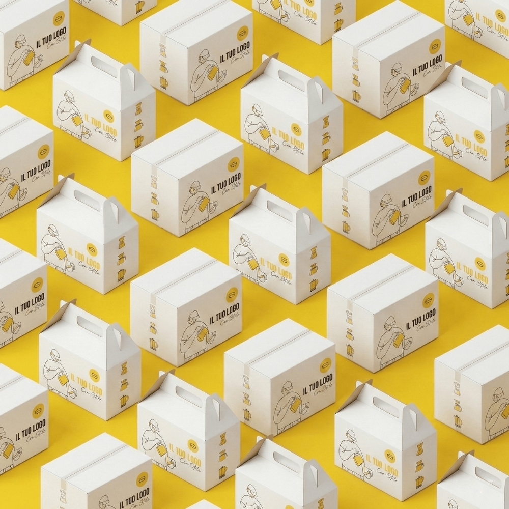Composizione zenitale a pattern di scatole e bauletti per spedizioni e-commerce in cartone bianco con stampa personalizzata gialla. Packaging su misura per branding e-commerce Palestini.
